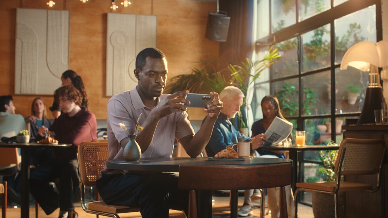 A man in a café watches the Samsung Galaxy Z Fold7 in the finished campaign film